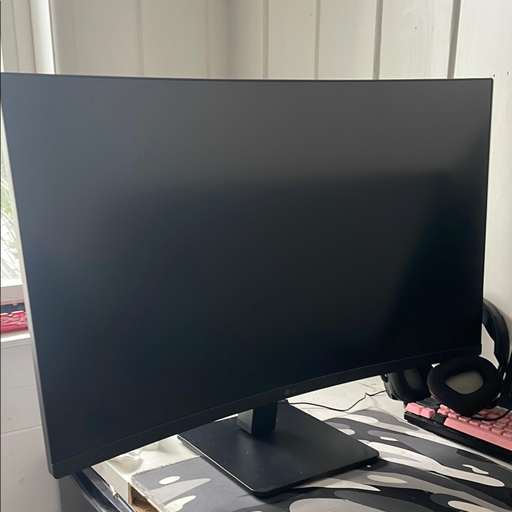 Brand new monitor open once , 2nd picture was before opening.